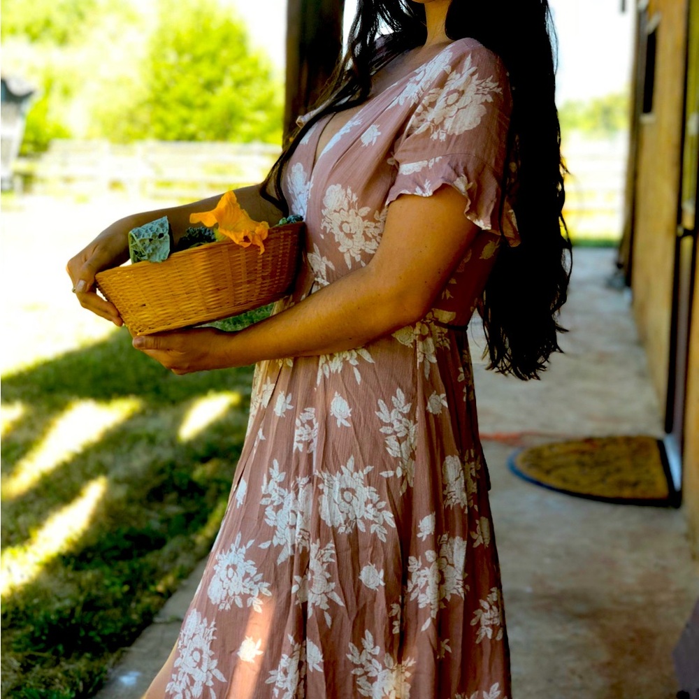 Mauve rose floral print lulus true wrap midi dress (heart of marigold)